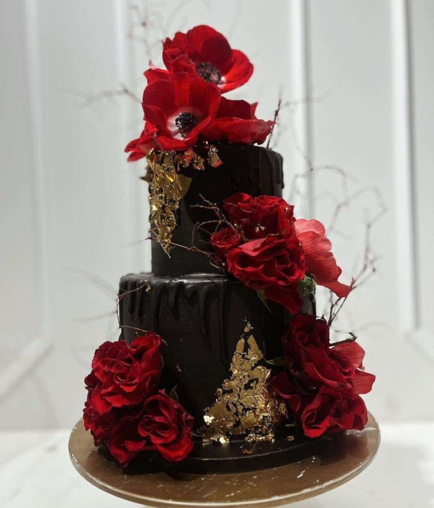 15 Gorgeous Red and Black Wedding Cakes to Wow Your Guests