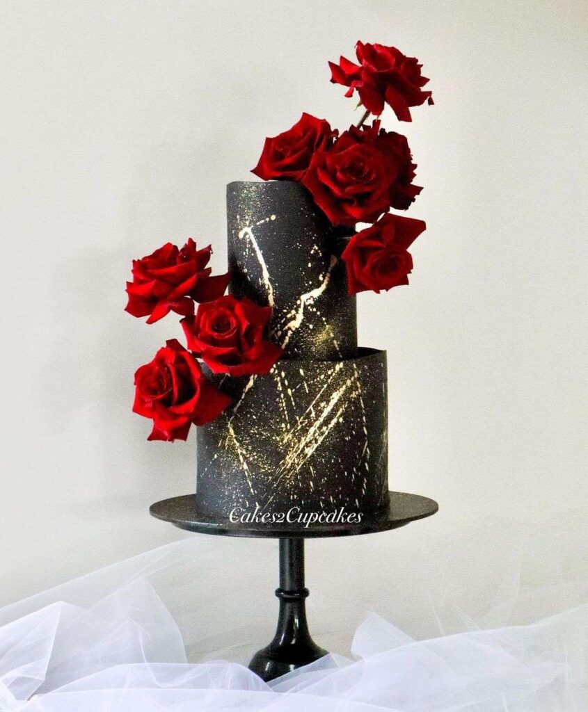 15 Gorgeous Red and Black Wedding Cakes to Wow Your Guests